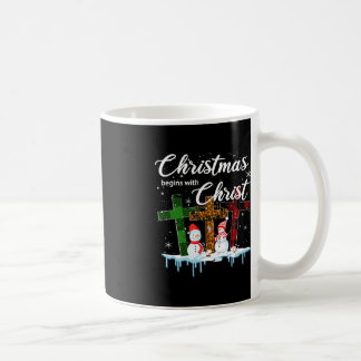 Caneca De Café O Natal Começa Com Presentes De Xmas De Cristo
