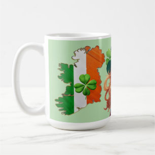 Caneca De Café O ORGULHO IRLANDÊS e quatro trevas de folhas.