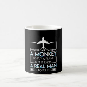 Caneca De Café O plano do mecânico de avião toma o reparo real do