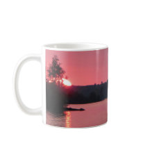 O rosa Vermilion do por do sol do lago aumentou