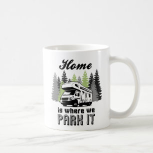 Caneca De Café O rv que acampa em casa é onde nós o estacionamo