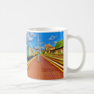 Caneca De Café O trem de Florença chega na plataforma de Lucca,