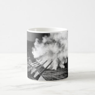 Caneca De Café O USS Missouri ateia fogo a uma imagem shell_War