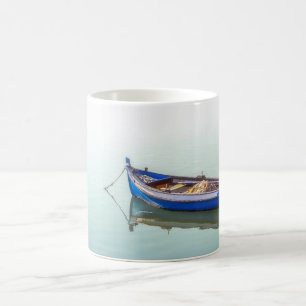 Caneca De Café O velho barco Aiola. Pequeno barco a remo na Baía 