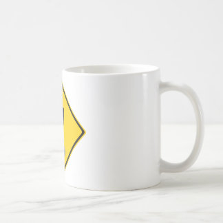 Caneca De Café O xixi arfa o sinal de estrada