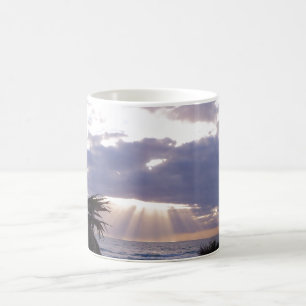 Caneca De Café Oceano iluminado no início da manhã