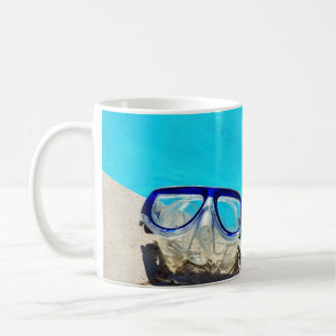 Caneca De Café Óculos de natação com moldura azul perto da pis