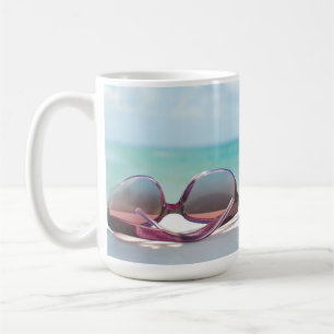 Caneca De Café Óculos de sol na praia