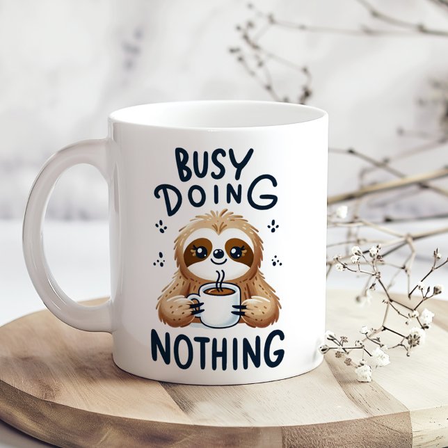 Caneca De Café "Ocupado Fazendo Nada" Engraçada Lama Sarcástica ("Busy Doing Nothing" Cute Funny Sarcastic Sloth Coffee Mug on a boho kitchen table with tiny flowers)