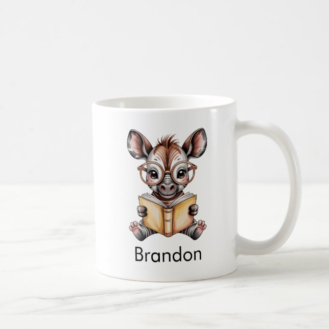 Caneca De Café Okapi Fofo Lendo um Livro Personalizado (Direita)