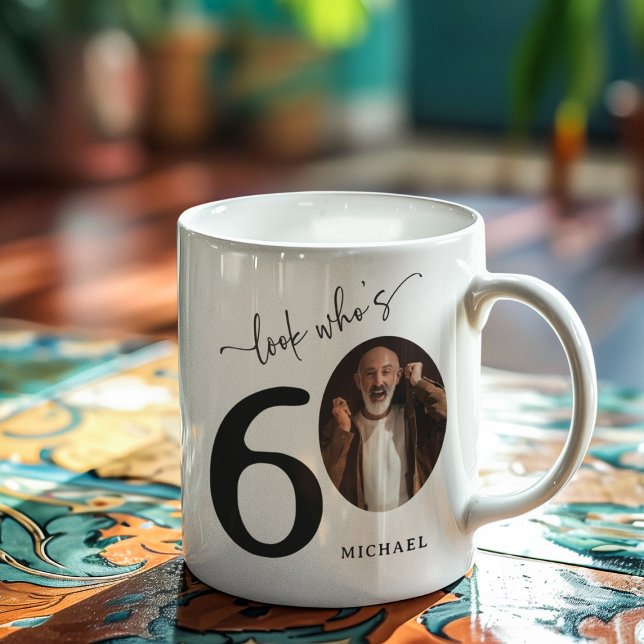 Caneca De Café "Olha quem tem 60" Na moda 60º aniversário (Criador carregado)