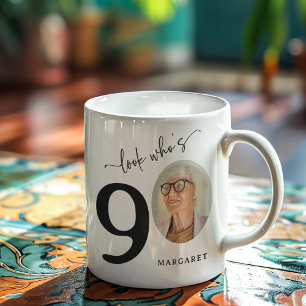 Caneca De Café "Olha quem tem 90", 90 de aniversário.