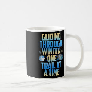 Caneca De Café Olhando Através Do Inverno Uma Trilha De Cada Vez