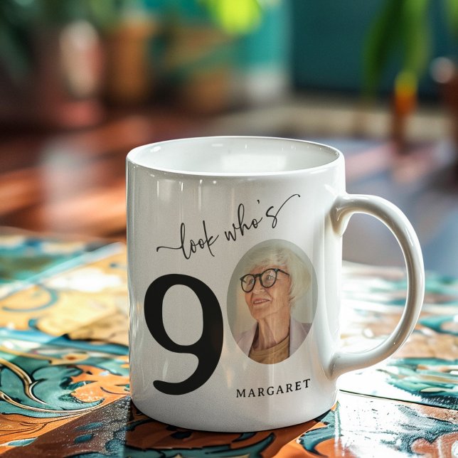 Caneca De Café 'Olhe Quem Está Com 90' Estilo 90º Aniversário (Criador carregado)