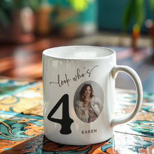 Caneca De Café 'Olhe Quem Faz 40' Estiloso Aniversário de 40 anos