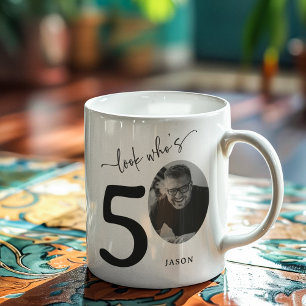 Caneca De Café 'Olhe Quem Faz 50' Estiloso Aniversário de 50 anos