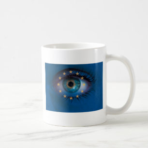 Caneca De Café Olhos em volta do conceito de fundo de bandeira da