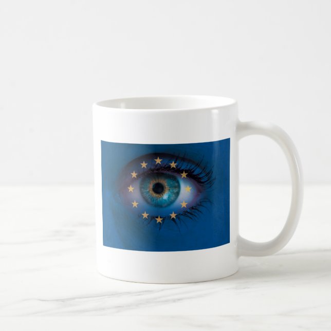 Caneca De Café Olhos em volta do conceito de fundo de bandeira da (Direita)