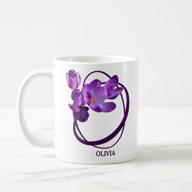 Caneca De Café Olivia personalizável nome flor púrpura monograma (Esquerda)