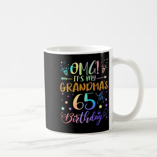 Caneca De Café Omg Its My Grandmas 65th Birthday Sweet 65 Years O (Direita)