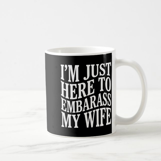 Caneca De Café (on Back) I'm Just Here To Embarr My Wife Funny Hu (Direita)