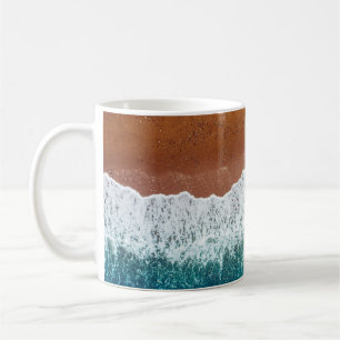 Caneca De Café Onda oceânica numa praia arenosa, vista de fundo
