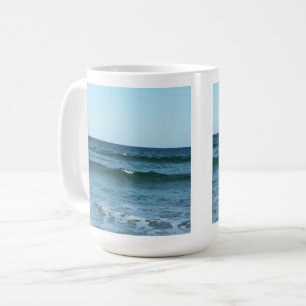 Caneca De Café Ondas do Mar Azul Sob o Céu Calmo da Manhã