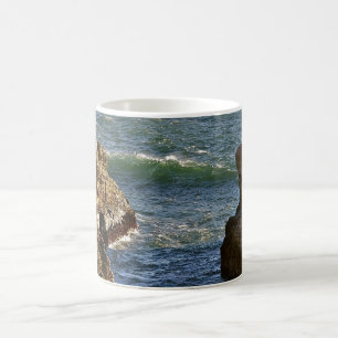 CANECA DE CAFÉ ONDAS QUE QUEBRAM NA COSTA ROCHOSA DE CALIFÓRNIA