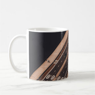 CANECA DE CAFÉ ÔNIBUS VERMELHO E BRANCO CORRENDO NA PONTE