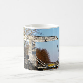 Caneca De Café Ophaalbrug over gracht in Nederland.