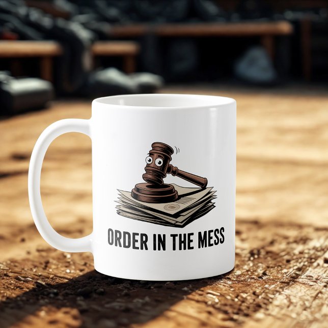 Caneca De Café Ordem na Bagunça | Piada do Caos Jurídico   (Criador carregado)