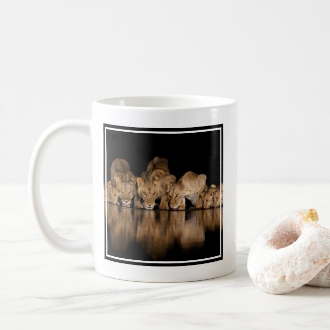 Caneca De Café Orgulho de Leões Bebe no Buraco de Água à Noite (Com Donut)