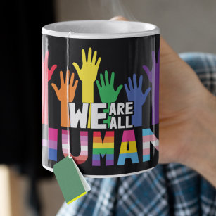 Caneca De Café Orgulho LGBTQ Todos somos mãos humanas do arco-íri