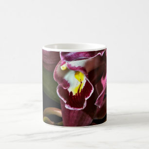 CANECA DE CAFÉ ORQUÍDEA DE BORGONHA COM UM FUNDO PRETO