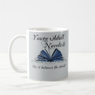 Caneca De Café Os escritores adultos novos fazem-no entre as