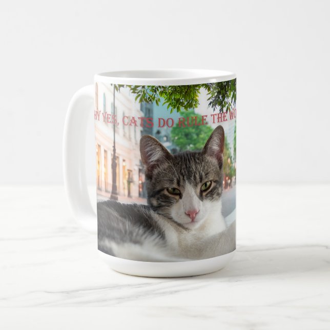 Caneca De Café Os gatos governam o mundo (Frente Esquerda)