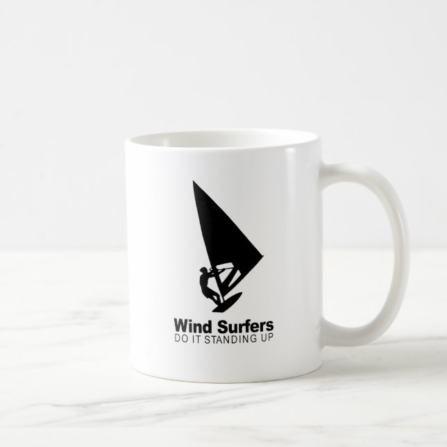 Caneca De Café Os praticantes de windsurf fazem isso em pé (Direita)