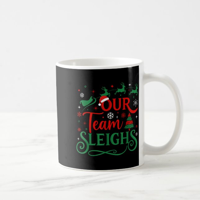 Caneca De Café Our Team Sleighs Christmas Reindeers Santa's Worke (Direita)