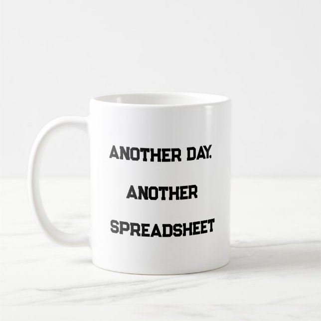 Caneca De Café Outro Dia Outra Planilha - Mug Relacionável (Esquerda)