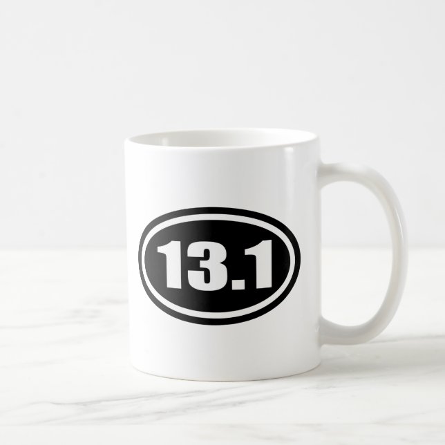 Caneca De Café Oval da maratona do preto 13,1 meio (Direita)