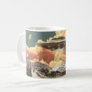 Caneca De Café OVNI Surrealista Acima de Lago de Montanha com Pla
