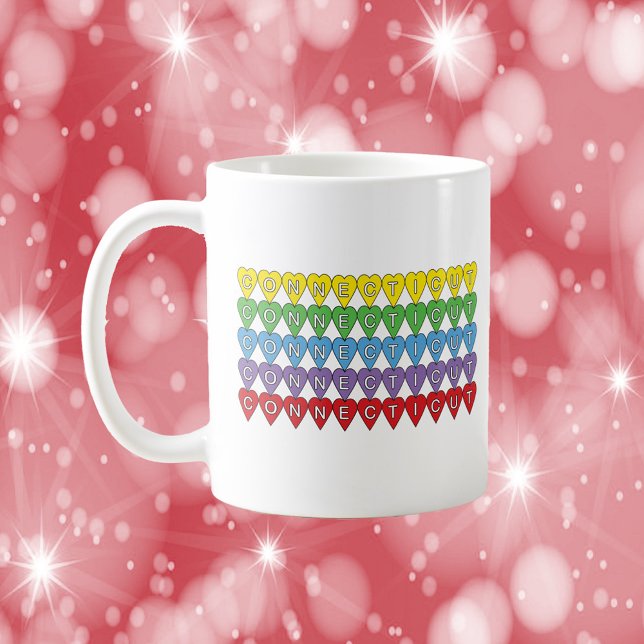 Caneca De Café Padrão Coração Arco-Íris de Connecticut (A mug that says Connecticut with yellow, green, blue, purple and red hearts)