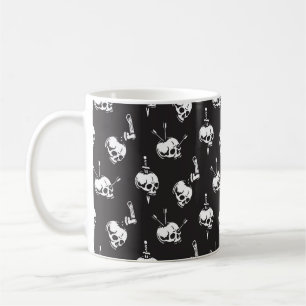 Caneca De Café Padrão Crânio com Armas: Fundo Escuro.