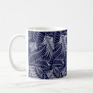 Caneca De Café padrão das folhas tropicais no fundo azul marinho