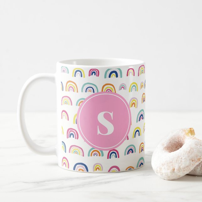 Caneca De Café Padrão de Arco-Íris Fofo com Monograma Feminino (Com Donut)