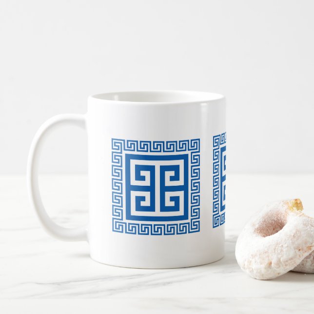 Caneca De Café Padrão de Chave Grega em Design Azul e Branco (Com Donut)