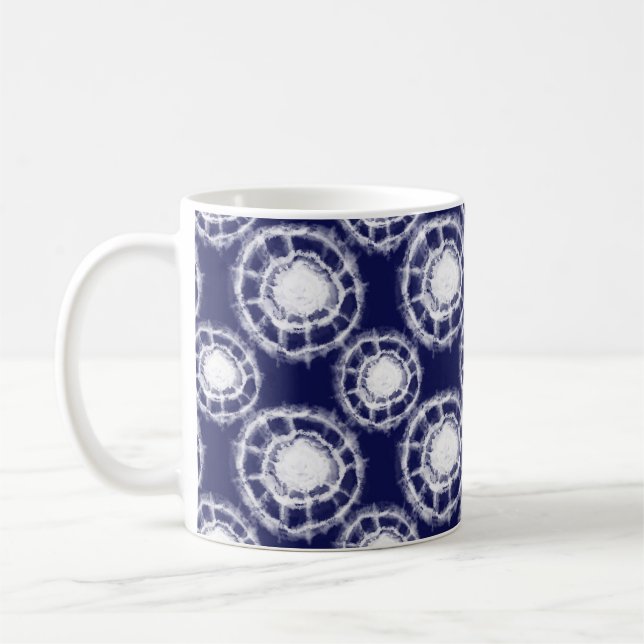 Caneca De Café Padrão de Círculos Shibori Azul e Branco (Esquerda)