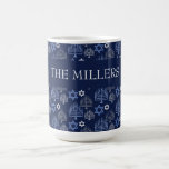 Caneca De Café Padrão de Feriado Elegante de Chanucá Azul Menorah<br><div class="desc">Arte digital de Liliumdes. Personalize-o com seu nome de família.</div>