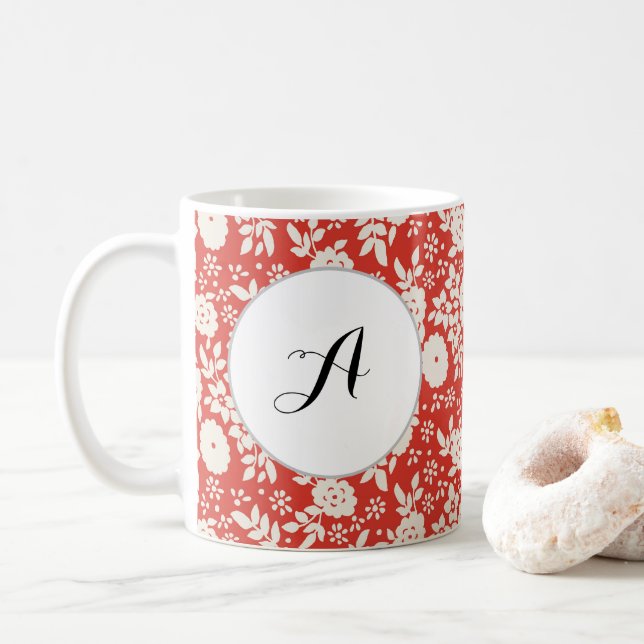 Caneca De Café Padrão de Flor do Monograma Personalizado Vermelho (Com Donut)