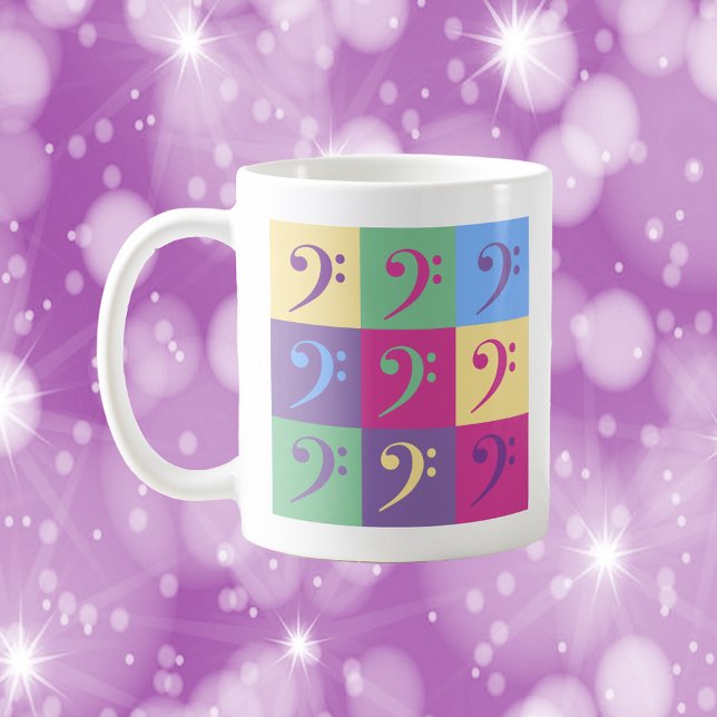 Caneca De Café Padrão de Limpeza de Bass Colorido (A mug with a pattern of bass clef symbols in purple, yellow, green, blue and pink)